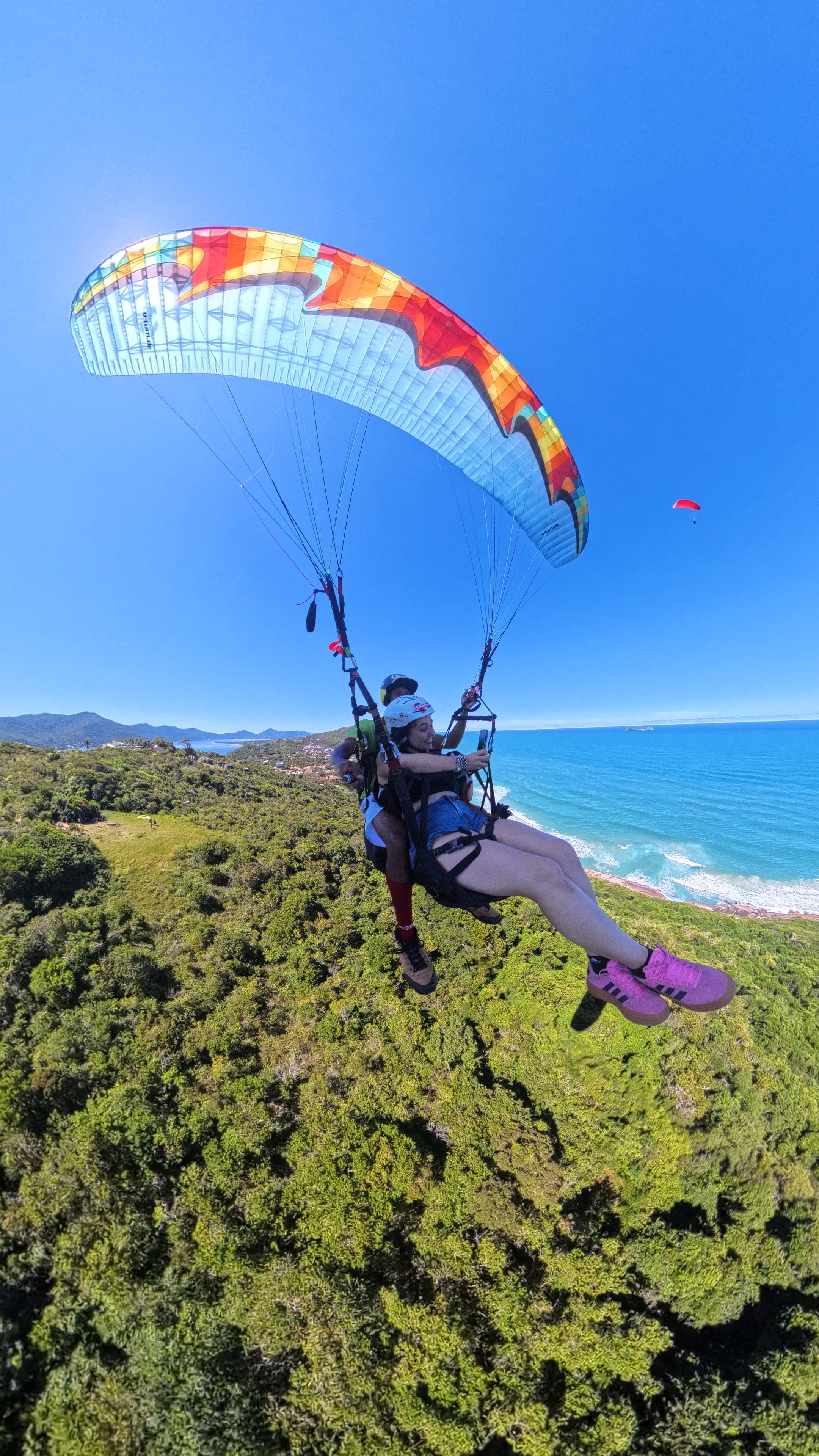 Instrutor Voando de Parapente